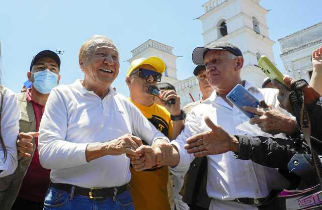 El candidato presidencial independiente, exalcalde de Bucaramanga Rodolfo Hernández, saludó ayer a sus seguidores durante su vis