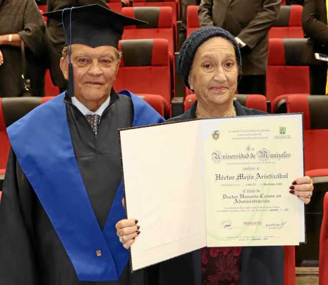 Héctor Mejía Aristizábal,  doctor honoris causa en Administración, y su esposa, Dora Franco de Mejía.