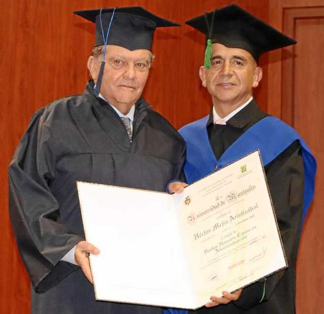 Héctor Mejía Aristizábal,  doctor honoris causa en Administración, en compañía de Duván Emilio Ramírez Ospina, rector de UM.