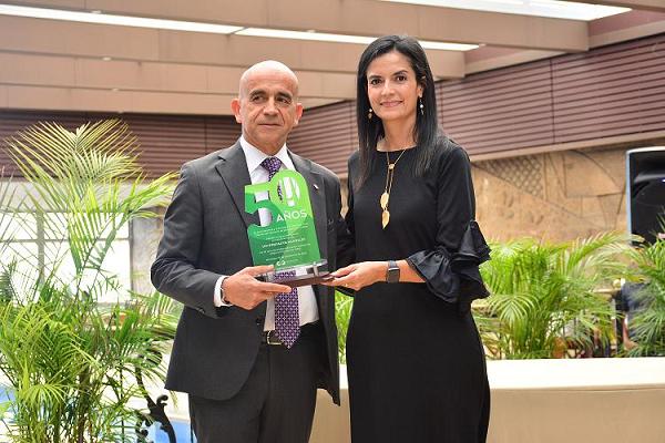 Lina María Ramírez Londoño, directora ejecutiva de la Cámara de Comercio por Caldas entrega reconocimiento a la U. de Manizales 