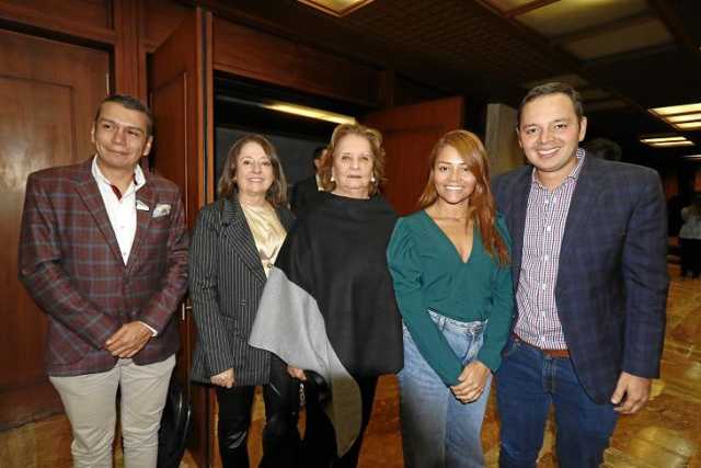 Juan José Silva, Natalia Marulanda, Elvira Escobar de Restrepo, Valentina Acevedo y Carlos Mario Marín