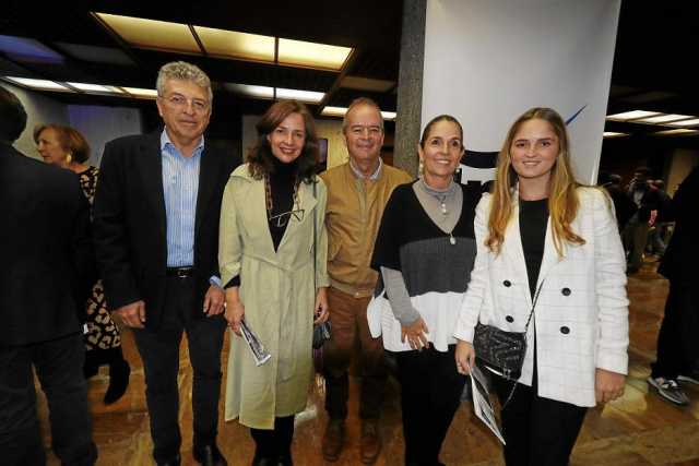 Nestor Eugenio Ramírez, Luz Adriana Trujillo, Nicolás Restrepo, Clemencia Gómez e Isabel Restrepo Gómez.