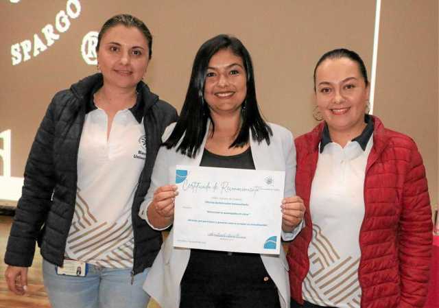 Liliana Vergara Fernández, Claudia Marcela Naranjo Londoño y Miriam Rodríguez Urrea recibieron reconocimiento como mejor equipo 