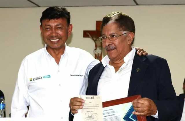 Entrega de placa a Fabio Arias