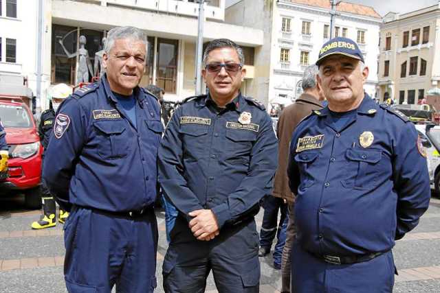 Capitán Jairo Alarcón, Comandante de bomberos Voluntarios de Villamaria; capitán Charles Benavides, Director Nacional de Bombero