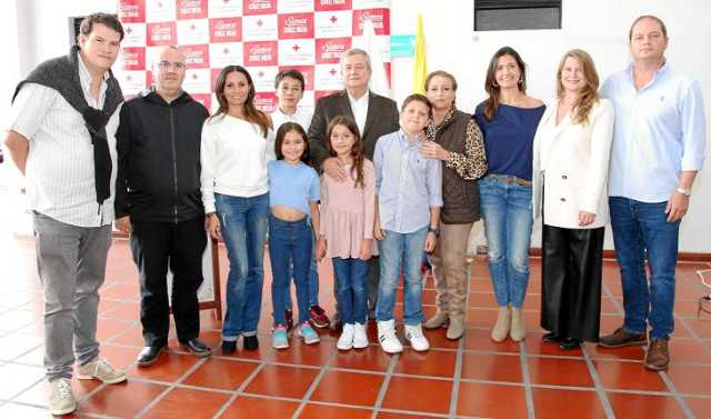 Fabián Escobar Montoya, presidente saliente de la Cruz Roja Seccional Caldas, en compañía de su familia: Andrés Escobar, Ricardo