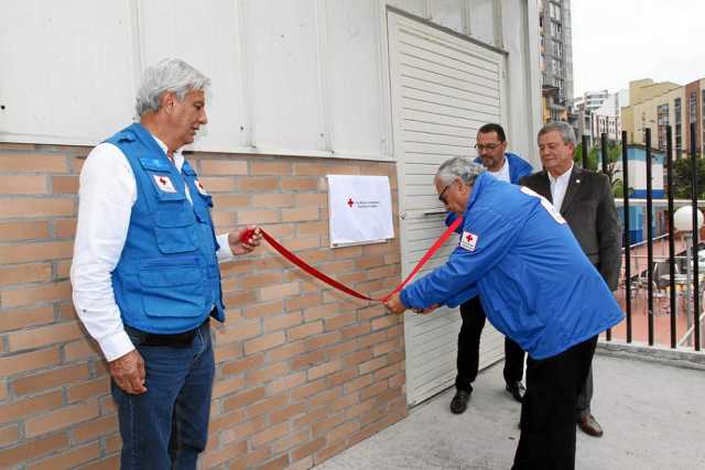 Darío Gómez, actual presidente de la Cruz Roja seccional Caldas, instaló la placa que lleva el nombre Fabián Escobar Montoya en 