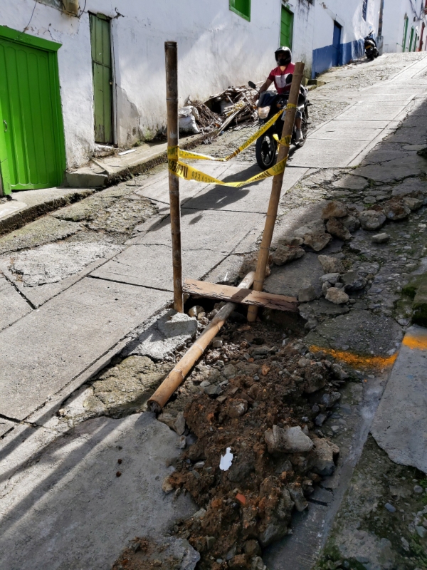  El lamentable estado del pavimento de la calle 4.ª entre carreras 2.ª y 3.ª del barrio Obrero del Municipio de Salamina.
