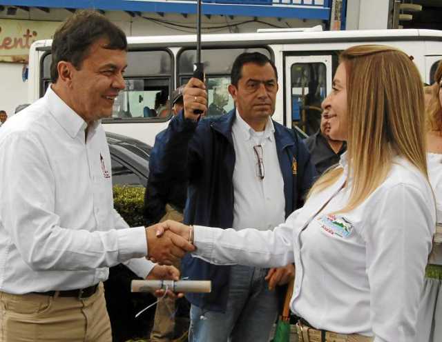 Lina Patricia Llano Díaz, alcaldesa de Villamaría entrega al gerente de la Federación Nacional de Cafeteros un reconocimiento.