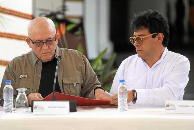 Foto | EFE | LA PATRIA    El vocero del Eln, Antonio García, y el vocero del Gobierno nacional, Danilo Rueda, firman un acuerdo 