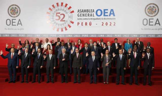 Fotografía oficial de los representantes de las delegaciones de la 52 Asamblea General de la OEA, hoy en Lima (Perú).