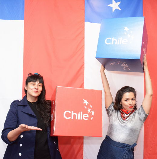 Actrices chilenas alzan dos cubos que tienen el nombre y los colores de la bandera de su país. 