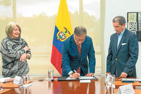 Foto|Efe|LA PATRIA El presidente, Gustavo Petro, celebró el acuerdo que consideró hará historia. Lo acompañan Cecilia López, min