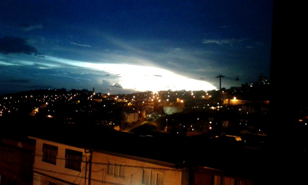 Llega la noche en Manizales