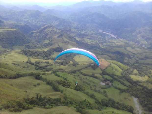 Parapente en El Tambor de La Merced (Caldas)