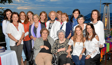 Cecilia Restrepo de Botero, Cecilia Jaramillo de Jaramillo, María José García Suárez y Claudia Villegas Hauss. De pie: Clemencia