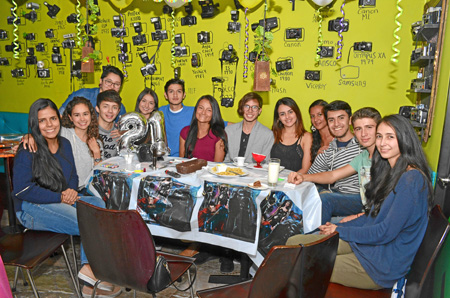 Luisa María Gallego aparece en compañía de sus amigos.