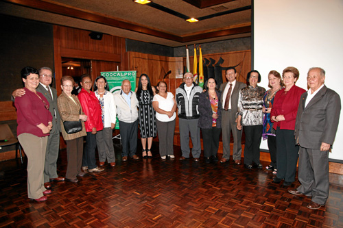 Los fundadores de la cooperativa recibieron la Medalla Coocalpro 40 años. Nubia Osorio Escobar, Cristóbal Patiño, Blanca Nubia S