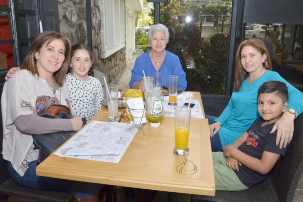 Mary León, Sofía Novoa, Gloria Zuleta de León, Catalina León y Felipe Duque León. 