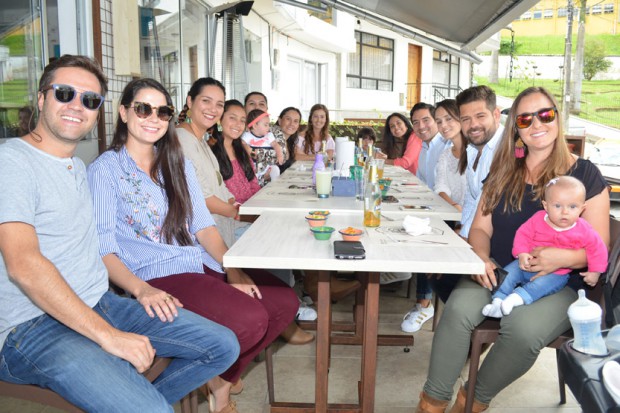 Asistentes al encuentro de compañeras de colegio.