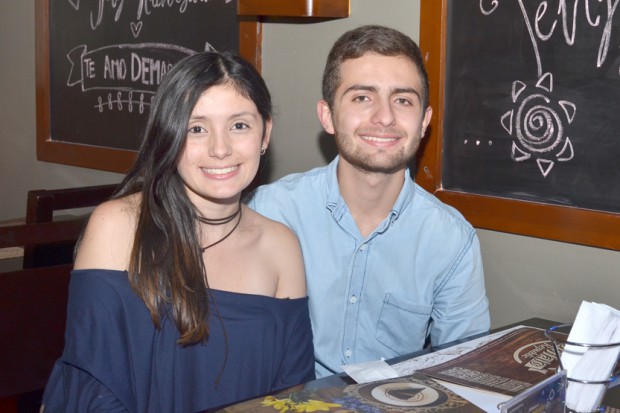 En el restaurante Buffalo Serrano se reunieron Estefanía Rodríguez y Sergio Buitrago para celebrar el cumpleaños de él.