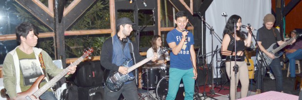 Juan Manuel Aristizábal, bajo; Martín Pineda y Laura Serna Jiménez, vocalistas; Brian David Rivera, baterista; David Santiago Ja