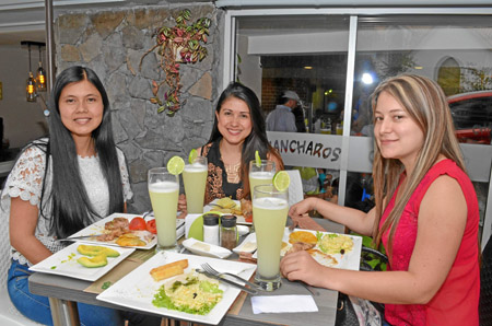 Diana Marcela Gómez, Lili Johanna Hincapié y Valentina Osorio Valencia se reunieron en el restaurante Cháncahros.