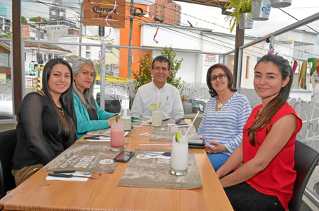 Carolina Salgado Yepes, Clemencia Yepes Bernal, Roberto Salgado Alvarán, Isabel Salgado y Vanessa Salgado Yepes.