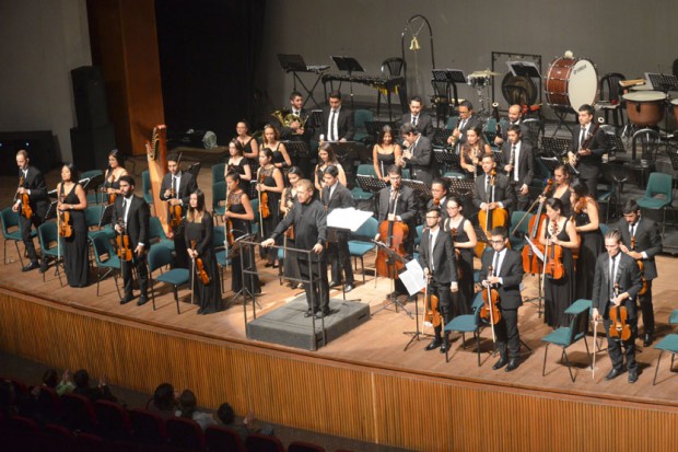 La agrupación sinfónica, dirigida por el maestro Gorka Sierra, durante el homenaje a los compositores franceses en el año Colomb