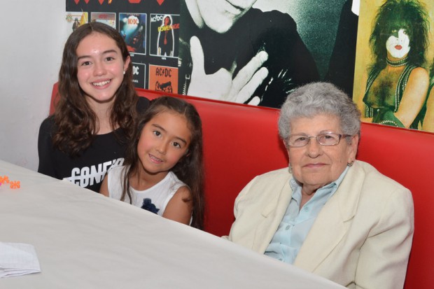 En el restaurante Wingz se reunieron Juanita López, Luciana López y Lucy Soto de López.