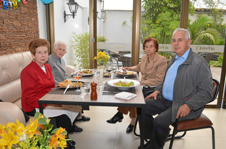 Lucy Corrales, Marina Corrales, Georgina Corrales y Víctor Corrales.
