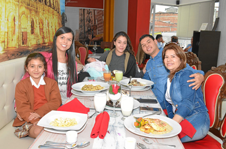 Lorenza Marín Guillén, Jimena Echeverri Cardona, Emma Guillén, Ana Lucía Alzate Guillén y John Alexánder Alzate Cardona.