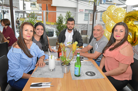 Lucero Carmona, Angie Cardona, Esteban Cardona, Juan Carlos Cardona y Clara Cardona.