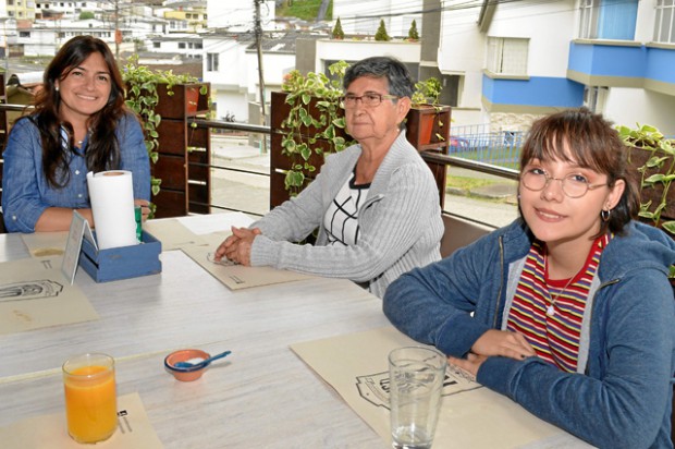 Adriana López, Leonor Pineda e Isabela López se reunieron en un almuerzo en el restaurante Rústiko.