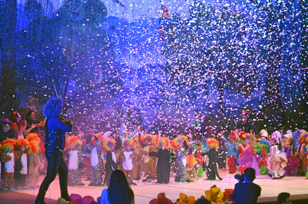 Niños que participaron en el evento que se presentó ante los padres de familia, durante la clausura, acompañados por el violinis