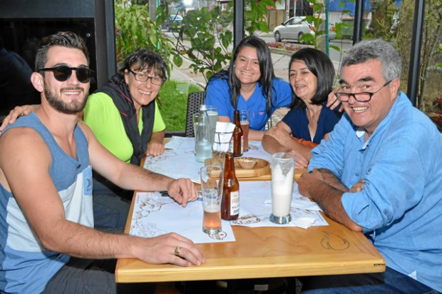 Elie Lemour, Veronique Ponnetti, Alejandra Fernández, Cecilia Cardona y Mario Londoño.