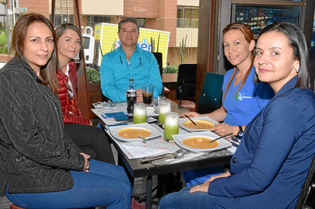 Luz Adriana Linares, gerente; Diana Uriña, médica especialista en Rehabilitación cardiopulmonar; Jaime Sánchez, neumólogo interv