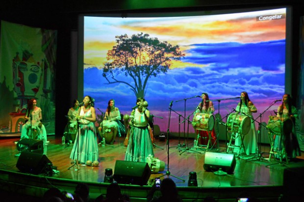 La muestra folclórica exalta al tambor alegre como instrumento fundamental del folclor colombiano.