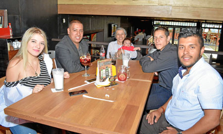 Celebraron con un almuerzo: María del Mar Pineda, Tomás Pineda, María Gladys Osorio, Miguel Ángel Morera, Jorge Pablo Pineda, qu