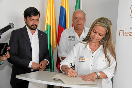 Juan Dussán López, presidente de la Fundación Revel Real Madrid; Luis Fernando Arboleda González, presidente de Findeter, y Adri