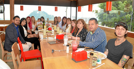 La homenajeada aparece en compañía de su familia.