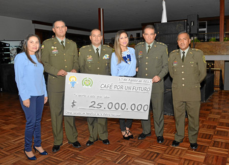 Yamile Rodríguez, presidenta de Obras Sociales seccional Caldas; coronel Necton Borja, comandante del Departamento de Policía Ca