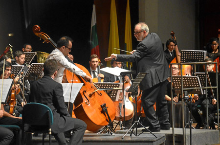 El maestro Paul Dury durante su presentación como director invitado de la OSC.