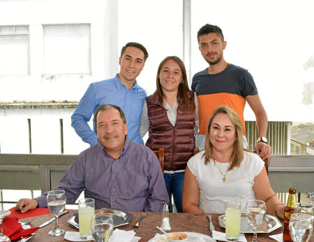 Álvaro José Trejos Bueno y María Cristina Atehortúa Herrera. De pie: Andrés Felipe Trejos Atehortúa, Adriana Trejos Atehortúa y 