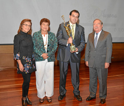 El galardón Mercurio de Oro fue para La Aurora Funerales y Capillas. Lo recibieron Beatriz Isaza de Ospina y su hijo, Jorge Iván