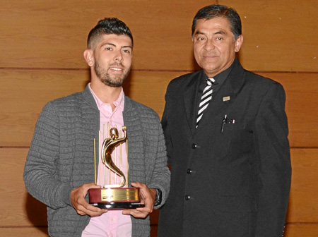 El ciclista de ruta John Anderson Rodríguez Salazar recibió el Acord de Oro de manos de Gabriel Fernando Cárdenas Osorio, presid