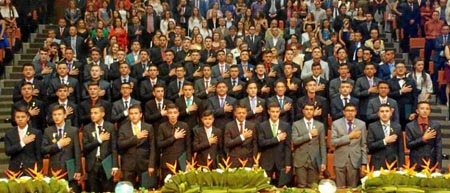 Durante la ceremonia aparecen algunos de los jóvenes de la octagésima promoción de Bachilleres del Colegio Mayor de Nuestra Seño
