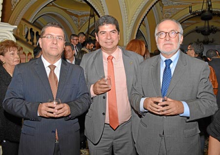 Luis Roberto Rivas Montoya, gerente de la Industria Licorera de Caldas; Félix Alejandro Chica Correa, diputado, y Guido Echeverr