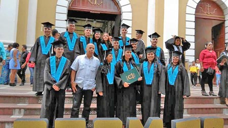 Algunos de los bachilleres de la promoción 50 de la Institución Educativa Supía, que graduó su primera promoción, de 11 estudian