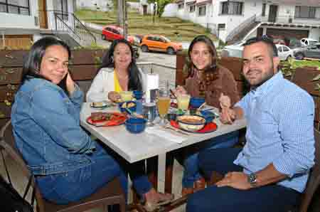 Jovana Perea, Carmen Estela Berrío, Paula Alzate y Andrés Mejía.